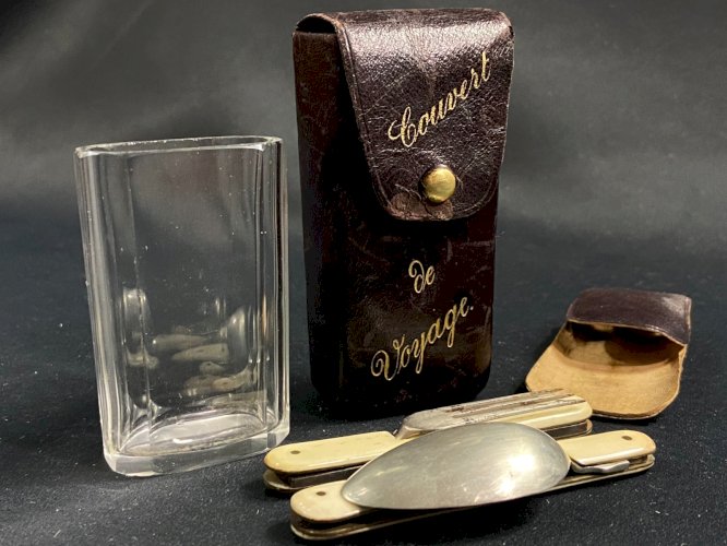 Couverts de voyage fin XIXe dans un écrin en cuir et verre en cristal