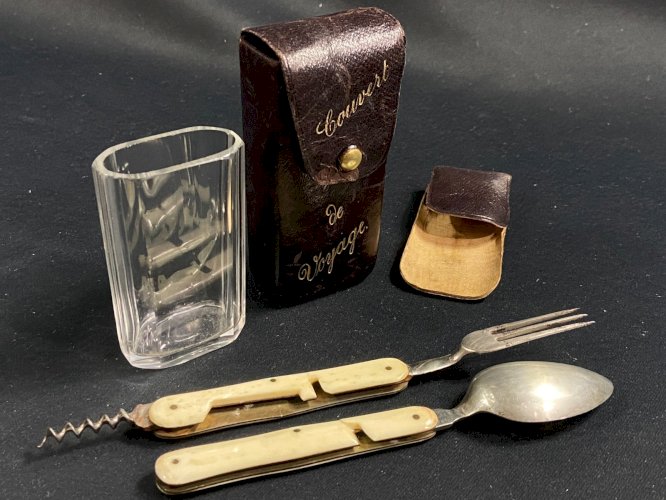 Couverts de voyage fin XIXe dans un écrin en cuir et verre en cristal