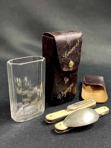 Couverts de voyage fin XIXe dans un écrin en cuir et verre en cristal