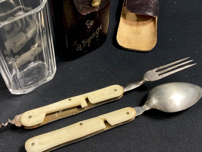 Couverts de voyage fin XIXe dans un écrin en cuir et verre en cristal