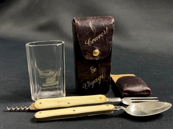 Couverts de voyage fin XIXe dans un écrin en cuir et verre en cristal