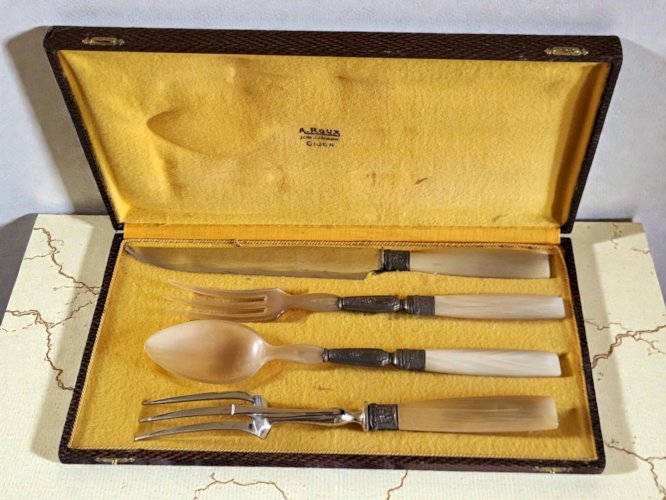 Couverts Gigot / Salade en bakélite