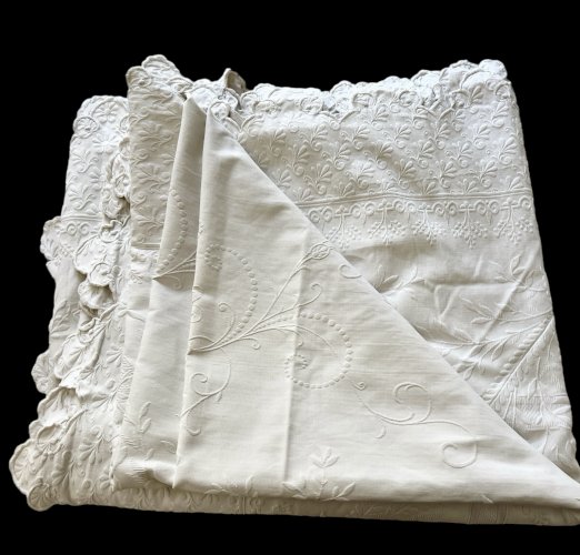 Couvre-lit en piqué Blanc coton XIXe siècle brodé volant monogramme textile anti