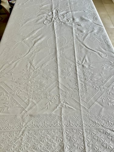 Couvre-lit en piqué Blanc coton XIXe siècle brodé volant monogramme textile anti