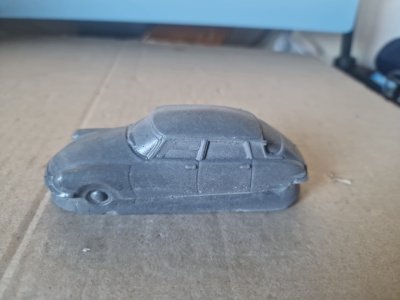 creation unique. Citroen Ds  moulé en ciment