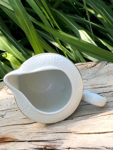 Crémier blanc et doré en porcelaine l Amandinoise