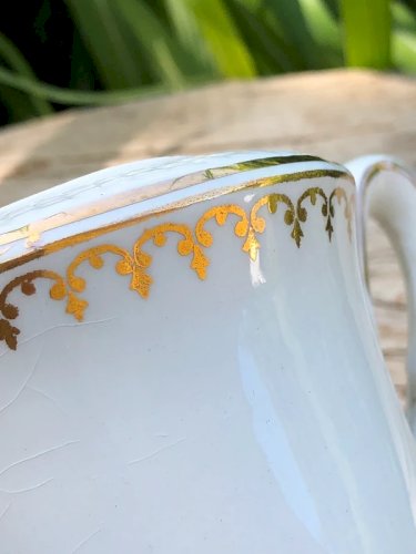 Crémier blanc et doré en porcelaine l Amandinoise