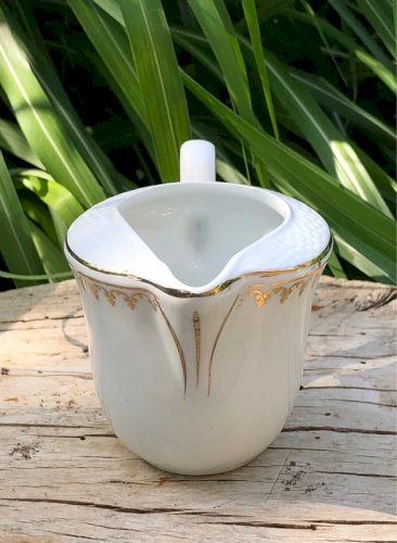 Crémier blanc et doré en porcelaine l Amandinoise