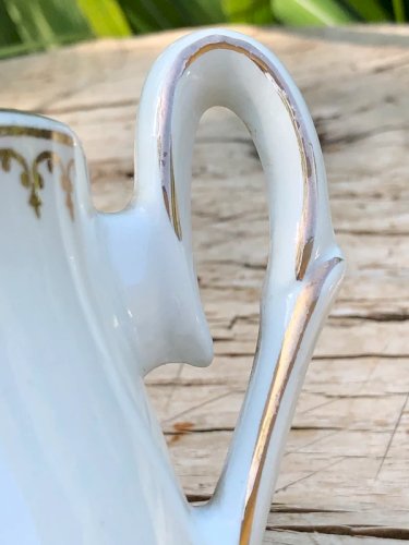 Crémier blanc et doré en porcelaine l Amandinoise