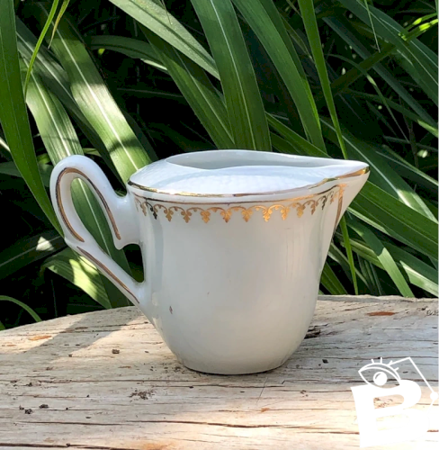 Crémier blanc et doré en porcelaine l Amandinoise