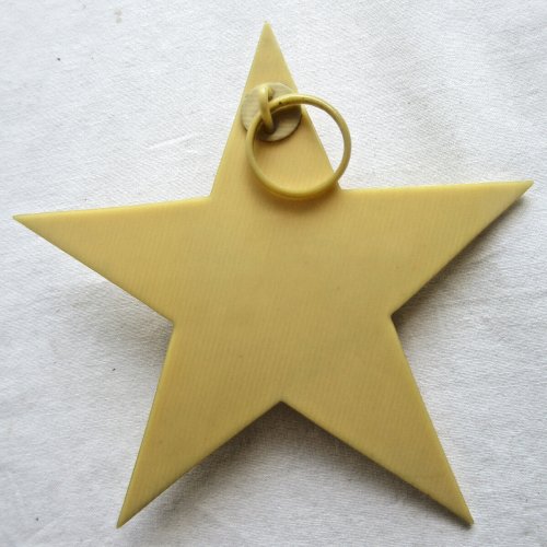Croix de berceau Art Déco en bakélite beige: Angelot sur étoile à suspendre