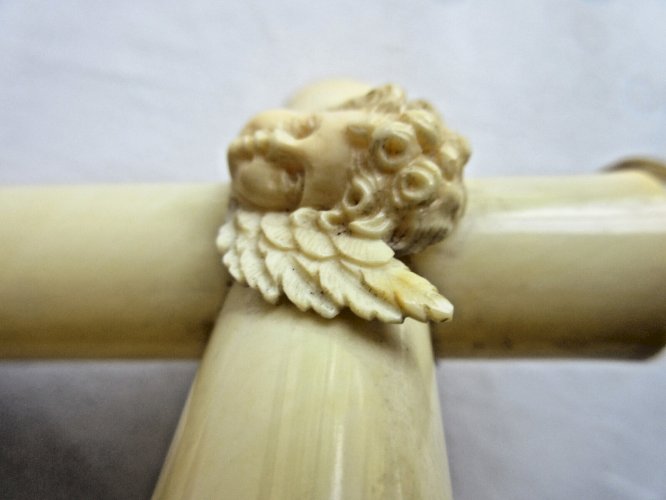 Croix de berceau Art Déco en bakélite beige avec angelot à suspendre
