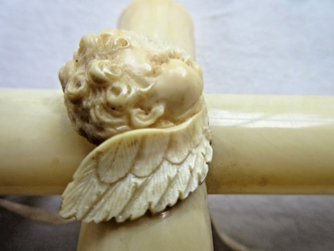 Croix de berceau Art Déco en bakélite beige avec angelot à suspendre