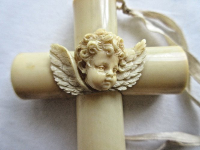 Croix de berceau Art Déco en bakélite beige avec angelot à suspendre