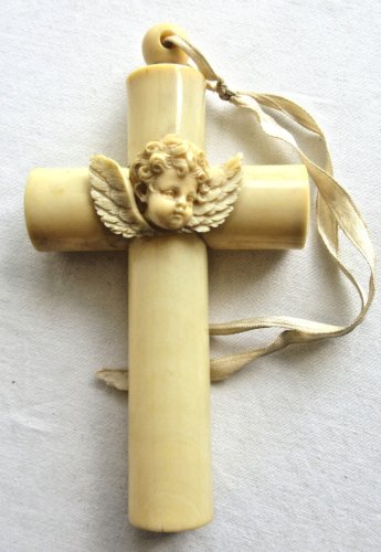 Croix de berceau Art Déco en bakélite beige avec angelot à suspendre