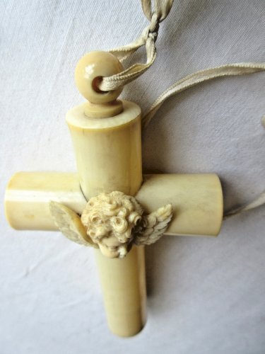 Croix de berceau Art Déco en bakélite beige avec angelot à suspendre