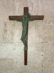 croix en bois avec jesus  bronze ancienne en bon etat