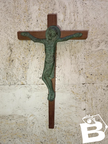 croix en bois avec jesus  bronze ancienne en bon etat