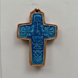 Croix en céramique fond bleu décor d'oiseaux par Taburet Quimper XXe M3940