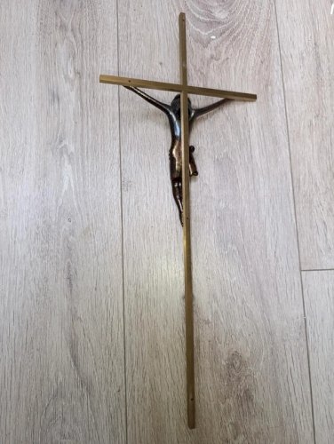 croix en laiton avec jesus en metal doré en bon etat