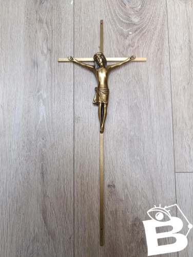 croix en laiton avec jesus en metal doré en bon etat