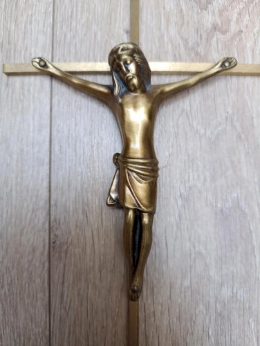 croix en laiton avec jesus en metal doré en bon etat
