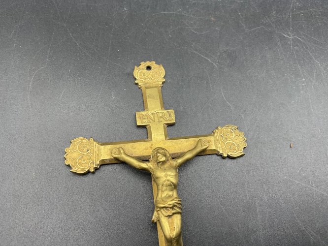 CROIX ou CRUCIFIX BRONZE ANCIEN .