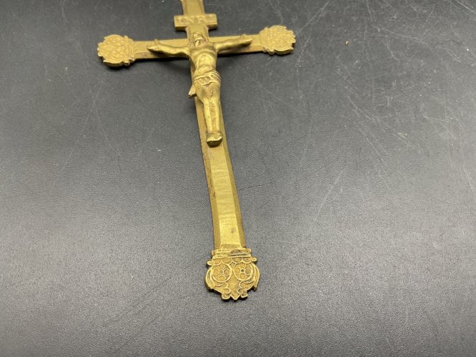 CROIX ou CRUCIFIX BRONZE ANCIEN .