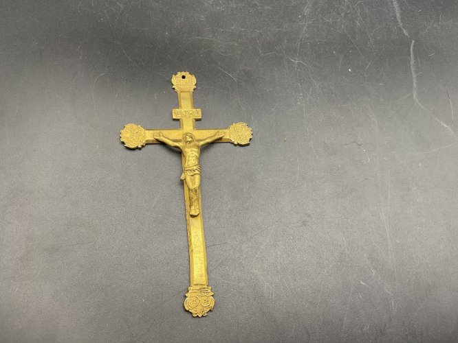 CROIX ou CRUCIFIX BRONZE ANCIEN .