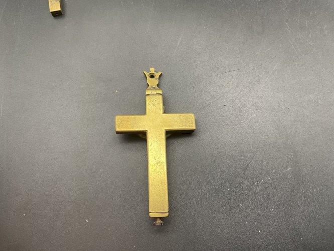 croix reliquaire en bronze