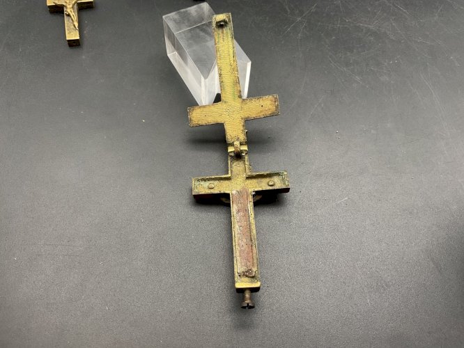 croix reliquaire en bronze