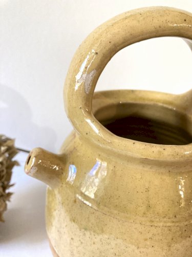 Cruche chevrette en grès émaillé jaune
