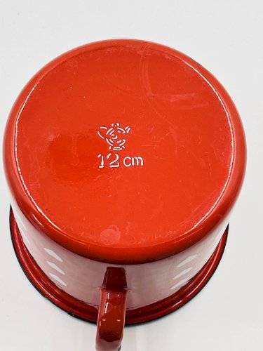 Cruche émaillée vintage rouge à cœurs graduée