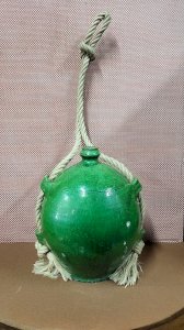 CRUCHE EN TERRE VERNISSEE VERTE A SUSPENDRE AVEC SA CORDE