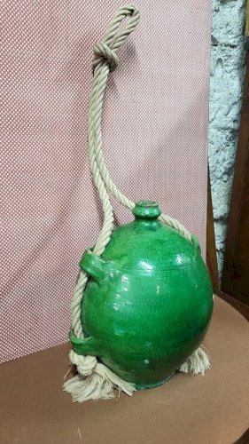 CRUCHE EN TERRE VERNISSEE VERTE A SUSPENDRE AVEC SA CORDE