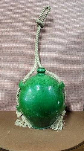 CRUCHE EN TERRE VERNISSEE VERTE A SUSPENDRE AVEC SA CORDE