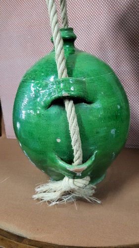 CRUCHE EN TERRE VERNISSEE VERTE A SUSPENDRE AVEC SA CORDE
