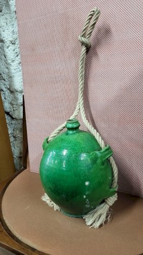 CRUCHE EN TERRE VERNISSEE VERTE A SUSPENDRE AVEC SA CORDE