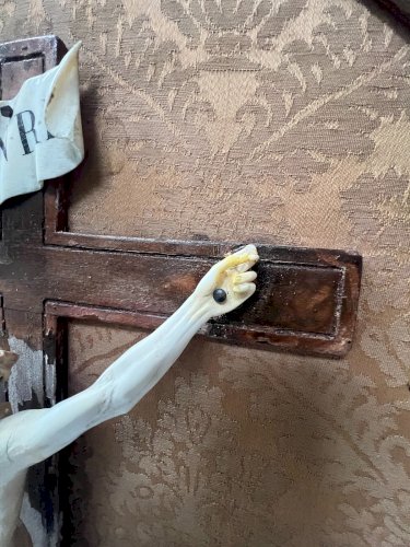 Crucifix dans un cadre en bois doré Objet de culte XIX siècle