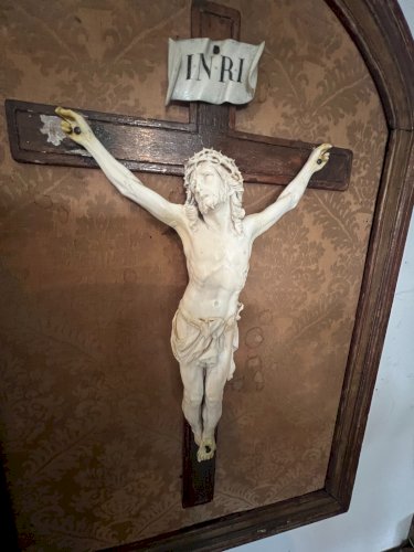 Crucifix dans un cadre en bois doré Objet de culte XIX siècle