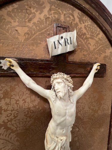 Crucifix dans un cadre en bois doré Objet de culte XIX siècle