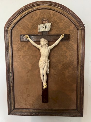 Crucifix dans un cadre en bois doré Objet de culte XIX siècle