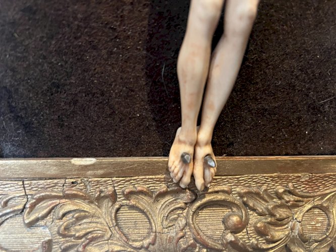 Crucifix en bois naturel Objet de culte et de dévotion XIX siècle