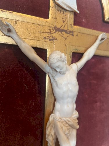 Crucifix en bois naturel Objet de culte et de dévotion XIX siècle