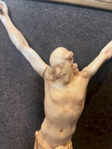 Crucifix en bois naturel Objet de culte et de dévotion XIX siècle