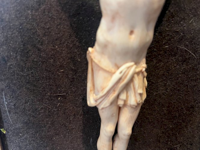 Crucifix en bois naturel Objet de culte et de dévotion XIX siècle