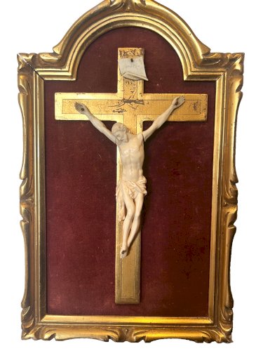Crucifix en bois naturel Objet de culte et de dévotion XIX siècle
