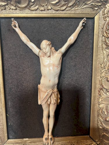 Crucifix en bois naturel Objet de culte et de dévotion XIX siècle