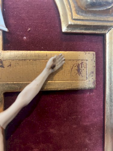 Crucifix en bois naturel Objet de culte et de dévotion XIX siècle