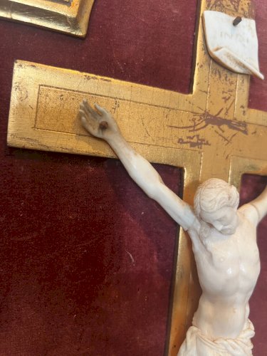 Crucifix en bois naturel Objet de culte et de dévotion XIX siècle
